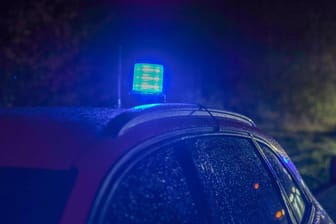 Blaulicht auf einem Auto: Die Polizei griff den Jungen kurz vor Bielefeld auf und übergab ihn an seine Eltern. (Symbolbild)