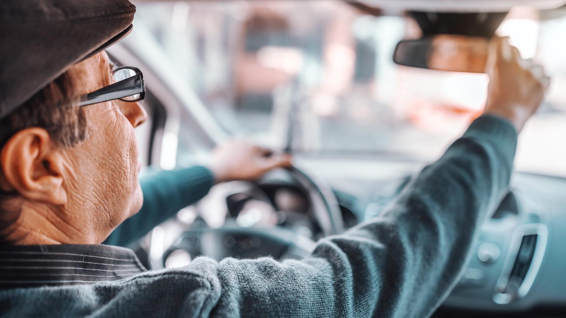 Senior am Steuer: Ältere Autofahrer zahlen deutlich höhere Versicherungskosten als jüngere.