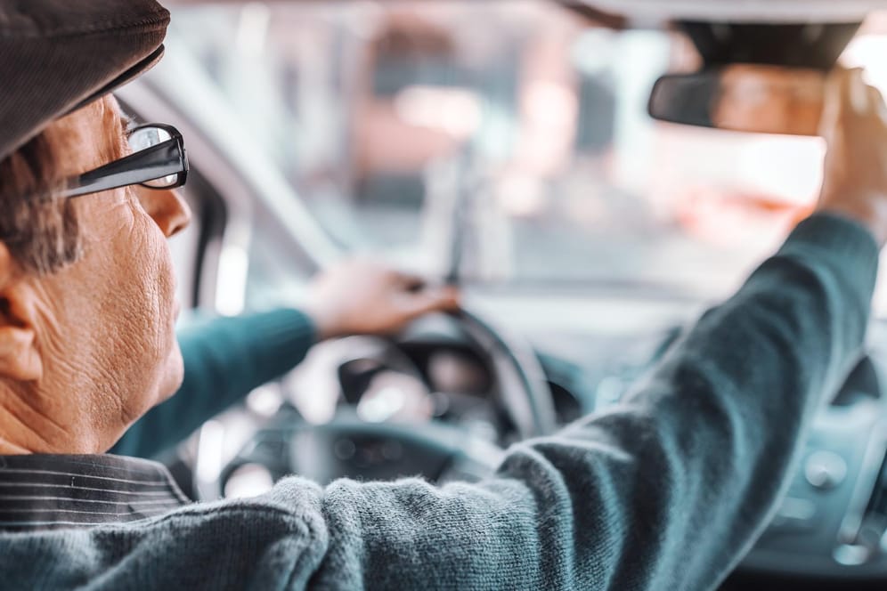 Senior am Steuer: Ältere Autofahrer zahlen deutlich höhere Versicherungskosten als jüngere.