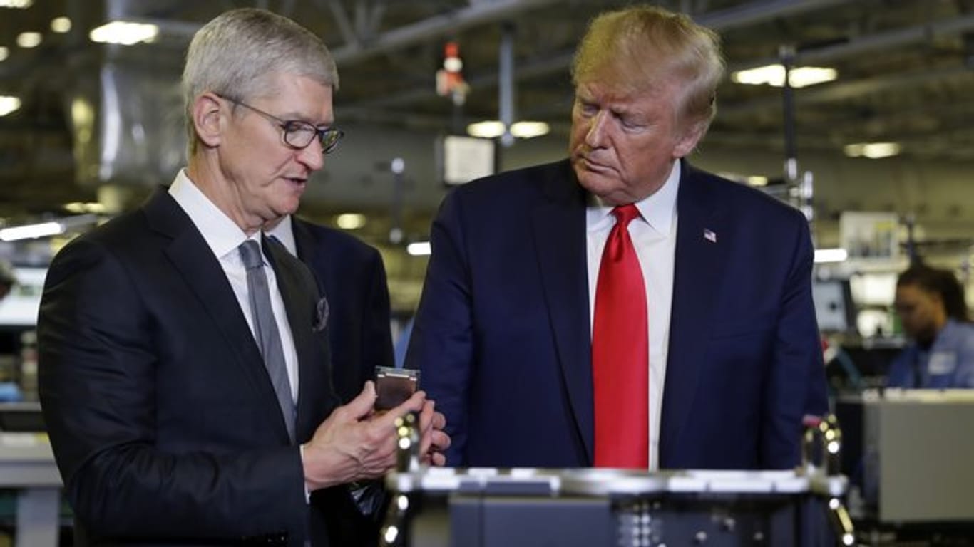 Bei der Fabrikbesichtigung in Austin hielt Tim Cook (l) dem US-Präsidenten einen längeren Vortrag darüber, wie wichtig der Produktionsstandort USA für Apple sei.