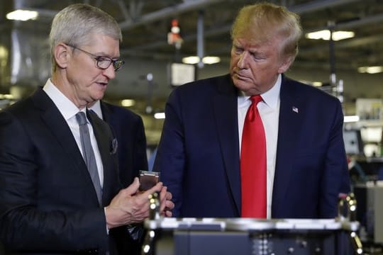 Bei der Fabrikbesichtigung in Austin hielt Tim Cook (l) dem US-Präsidenten einen längeren Vortrag darüber, wie wichtig der Produktionsstandort USA für Apple sei. Bei der Fabrikbesichtigung in Austin hielt Tim Cook (l) dem US-Präsidenten einen längeren Vortrag darüber, wie wichtig der Produktionsstandort USA für Apple sei.