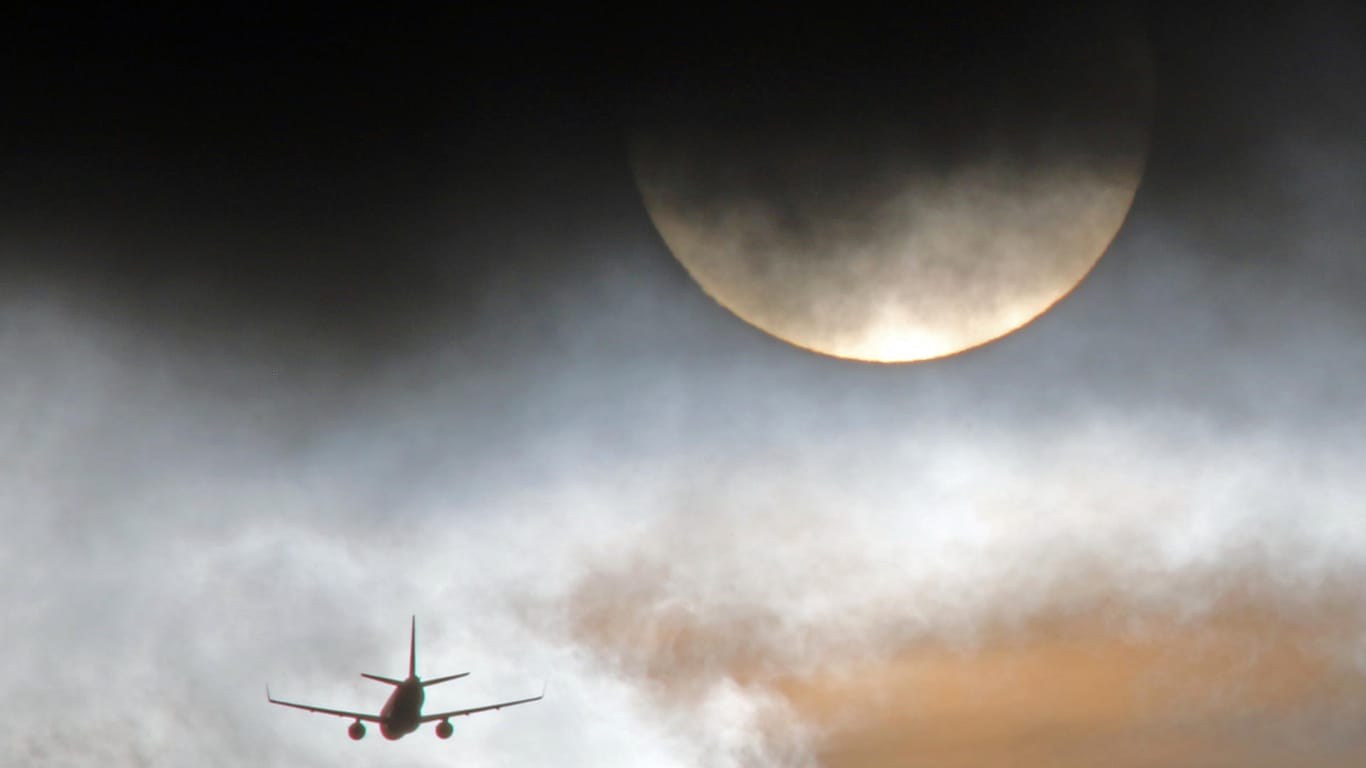 Ein Flugzeug in der Luft: Eine Dienstreise von Politikern aus Essen hat eine Debatte ausgelöst.