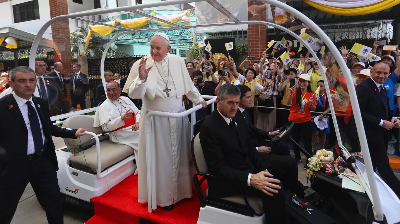 Papst Franziskus im Papamobil: Der letzte Besuch eines Papstes war Johannes Paul II im Jahr 1996.