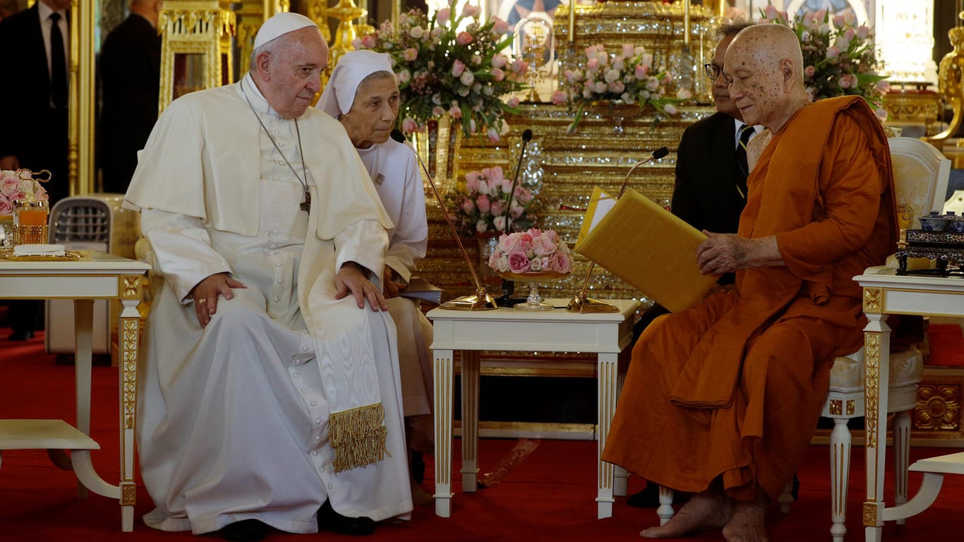 Papst Franziskus in Begleitung seiner Cousine Ana Rosa zu Besuch beim obersten Buddhistischen Patriarchen in Thailand: "Religionen sind Förderer und Garanten der Brüderlichkeit."