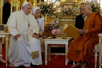 Papst Franziskus in Begleitung seiner Cousine Ana Rosa zu Besuch beim obersten Buddhistischen Patriarchen in Thailand: "Religionen sind Förderer und Garanten der Brüderlichkeit."