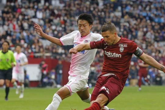 Lukas Podolski (r) spielt seit zwei Jahren für Vissel Kobe in Japan.