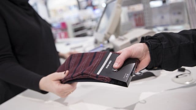 Ware wird gekauft: Eine Garantie für einen Preisnachlass gibt es nicht, denn im Einzelhandel sind die Preise oft knapp kalkuliert. Ware wird gekauft: Eine Garantie für einen Preisnachlass gibt es nicht, denn im Einzelhandel sind die Preise oft knapp kalkuliert.