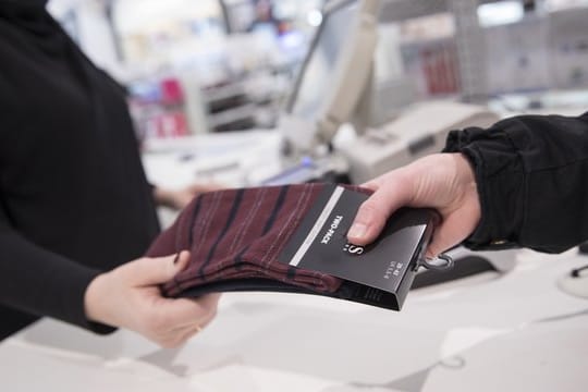 Ware wird gekauft: Eine Garantie für einen Preisnachlass gibt es nicht, denn im Einzelhandel sind die Preise oft knapp kalkuliert. Ware wird gekauft: Eine Garantie für einen Preisnachlass gibt es nicht, denn im Einzelhandel sind die Preise oft knapp kalkuliert.