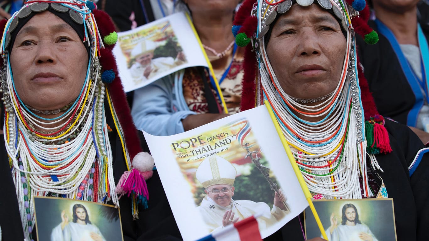 Thailändische Gläubige mit Fähnchen des Papstes: In dem südostasiatischen Land gibt es etwa 400.000 Katholiken.