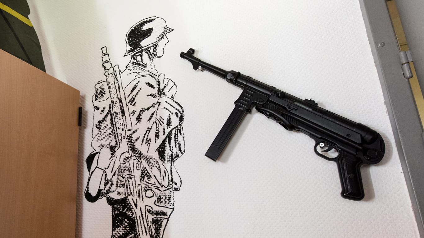 Eine Maschinenpistole, die bei der Deutschen Wehrmacht eingesetzt wurde, neben der Zeichnung eines Wehrmachtssoldaten in einem Raum der Bundeswehr: In dieser Kaserne war Franco A. stationiert. (Archivbild)