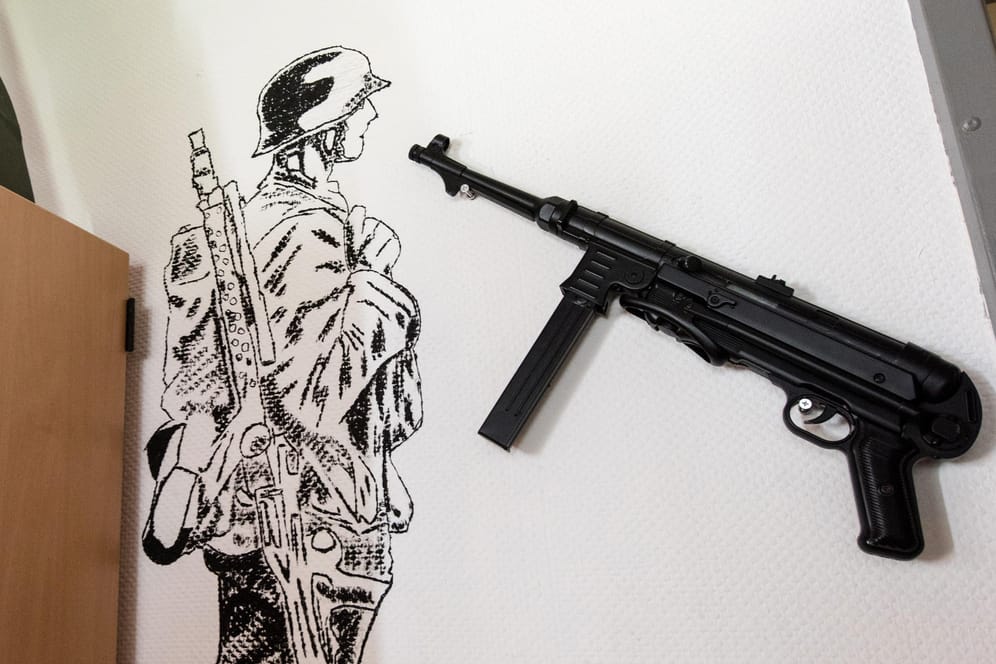 Eine Maschinenpistole, die bei der Deutschen Wehrmacht eingesetzt wurde, neben der Zeichnung eines Wehrmachtssoldaten in einem Raum der Bundeswehr: In dieser Kaserne war Franco A. stationiert. (Archivbild)