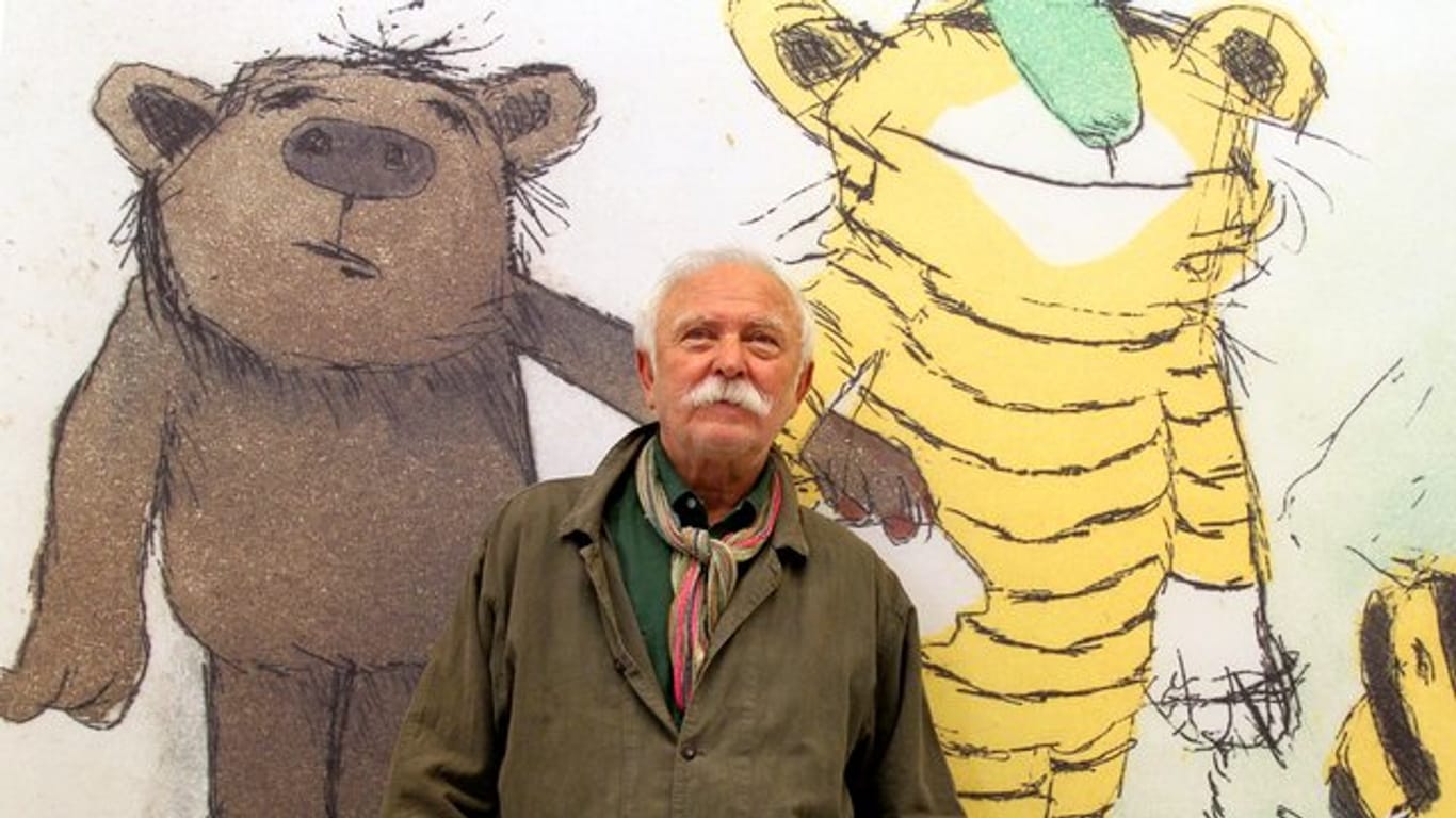 Der Illustrator und Geschichtenerzähler Janosch steht vor seinem Bild "Der Tiger mit grüner Nase".