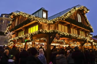 Hamburger Weihnachtsmarkt: Auch in diesem Jahr locken zahlreiche Buden mit Leckereien und Handwerk.