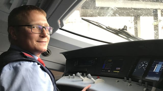 Clever ausrollen lassen: Lokführer Marcel Tschirschwitz demonstriert im ICE-Führerstand energiesparendes Fahren bei der Deutschen Bahn. Clever ausrollen lassen: Lokführer Marcel Tschirschwitz demonstriert im ICE-Führerstand energiesparendes Fahren bei der Deutschen Bahn.