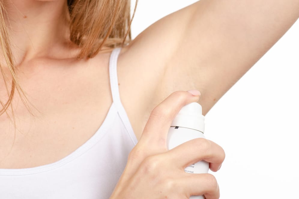 Frau trägt Deo-Spray auf: Aluminium kann nach BfR-Angaben neben Antitranspirantien und Zahnpasta etwa in Lippenstiften und Sonnencreme enthalten sein.