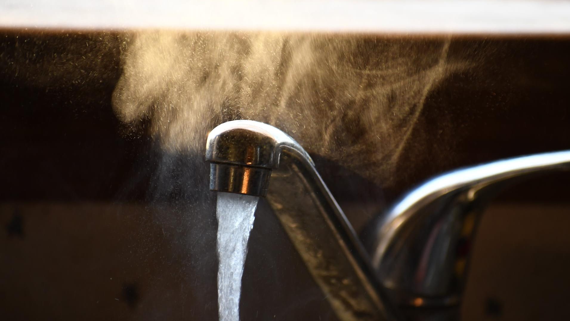 Ein Wasserhahn: Das Leitungswasser in Karlsruhe könnte nach Chlor riechen.