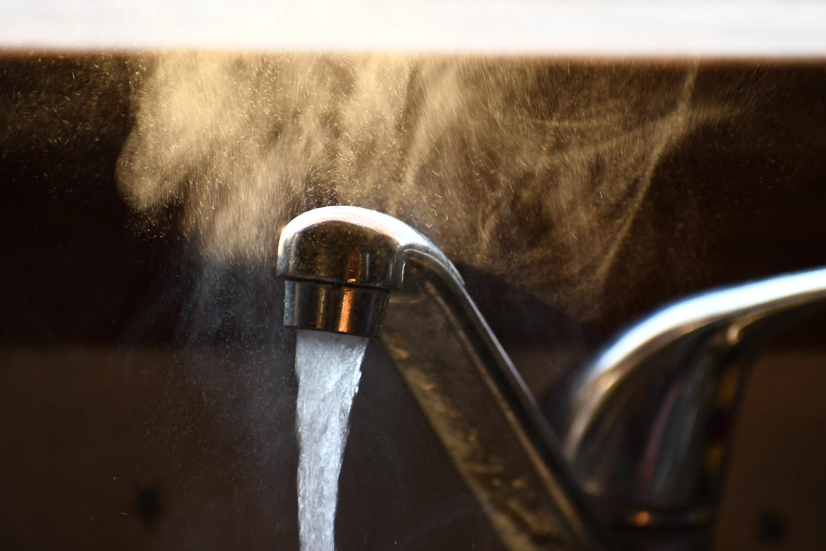 Ein Wasserhahn: Das Leitungswasser in Karlsruhe könnte nach Chlor riechen.