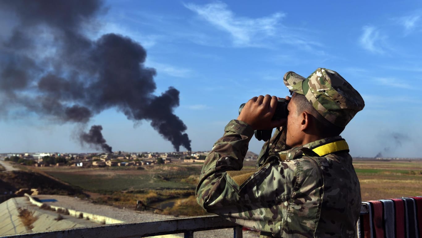 Ein Soldat der Kurdischen YPG in Nordsyrien schaut in Richtung türkischer Stellungen (Symblobild): Anfang Oktober war die türkische Armee in das Gebiet einmarschiert.