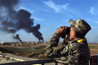 Ein Soldat der Kurdischen YPG in Nordsyrien schaut in Richtung türkischer Stellungen (Symblobild): Anfang Oktober war die türkische Armee in das Gebiet einmarschiert.