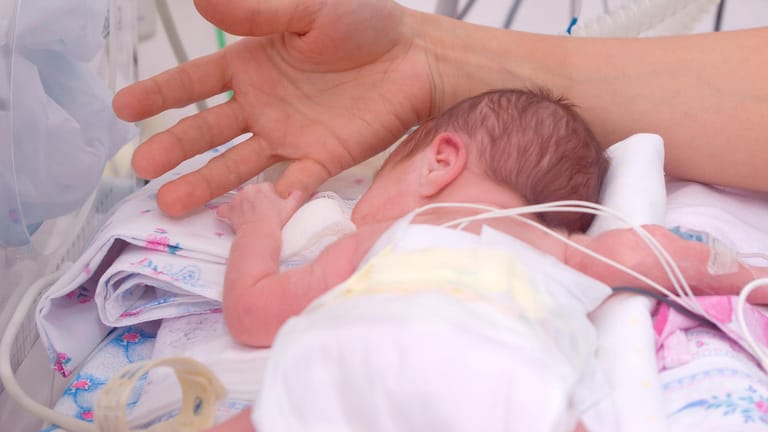 Neugeborenes greift den Finger einer Hand: Auf der Kinderintensivstation in der Universitätsklinik Hamburg Eppendorf werden Kinder und Jugendliche von 0 bis 18 Jahren behandelt.