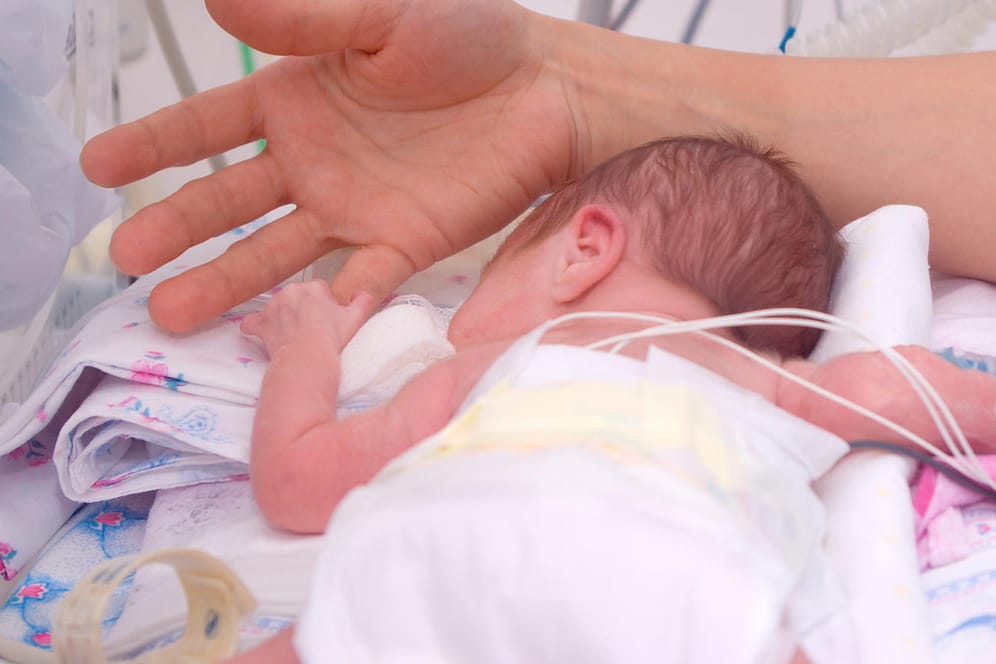 Neugeborenes greift den Finger einer Hand: Auf der Kinderintensivstation in der Universitätsklinik Hamburg Eppendorf werden Kinder und Jugendliche von 0 bis 18 Jahren behandelt.