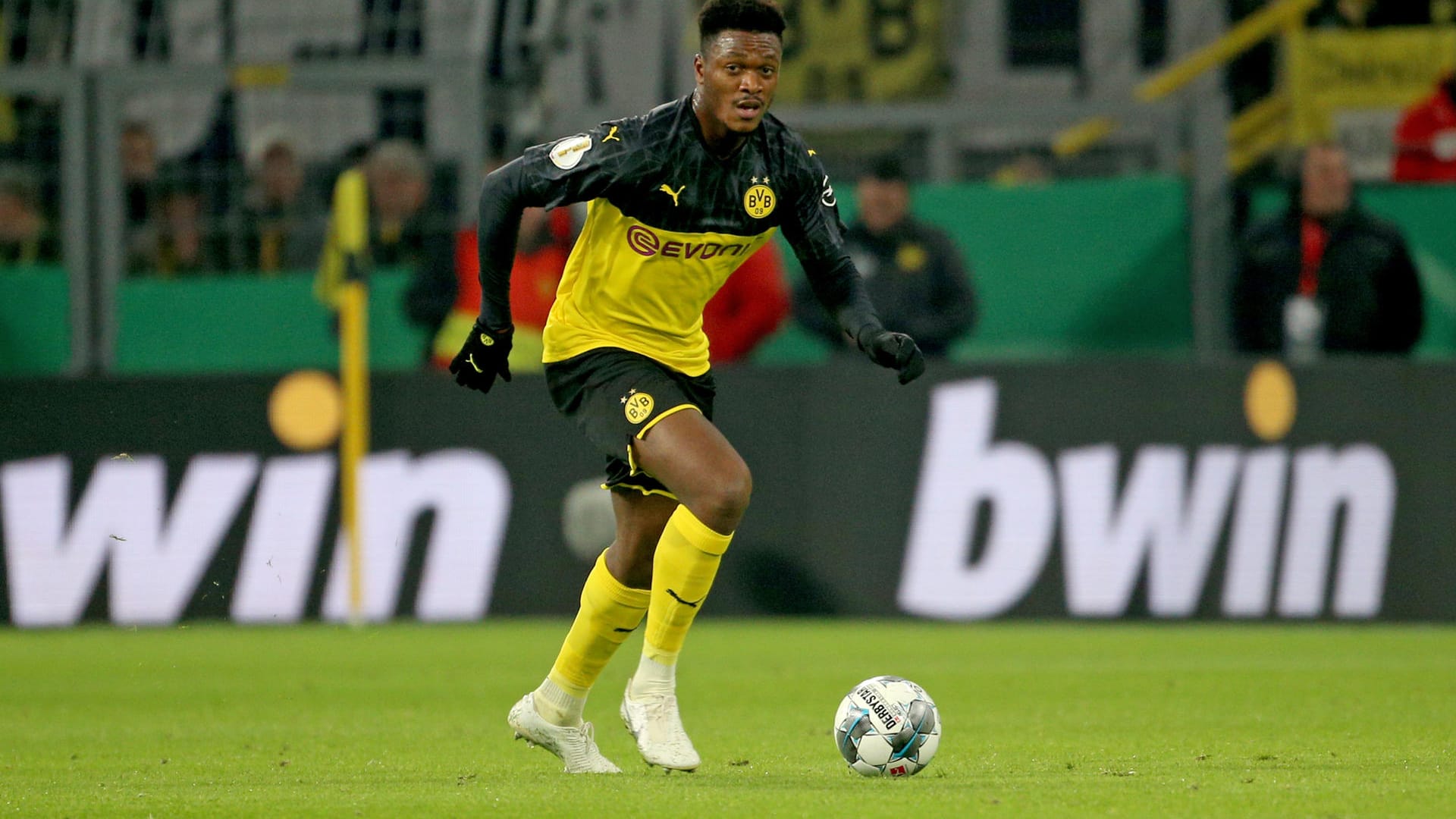 Dan-Axel Zagadou von Borussia Dortmund: Der Franzose hat derzeit wenig zu lachen.