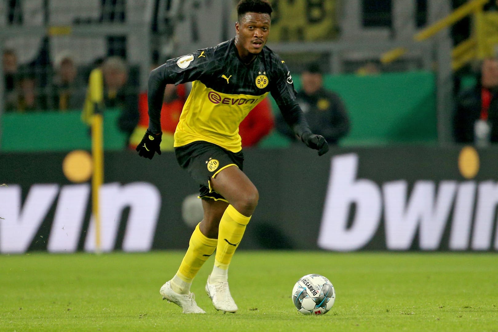 Dan-Axel Zagadou von Borussia Dortmund: Der Franzose hat derzeit wenig zu lachen.