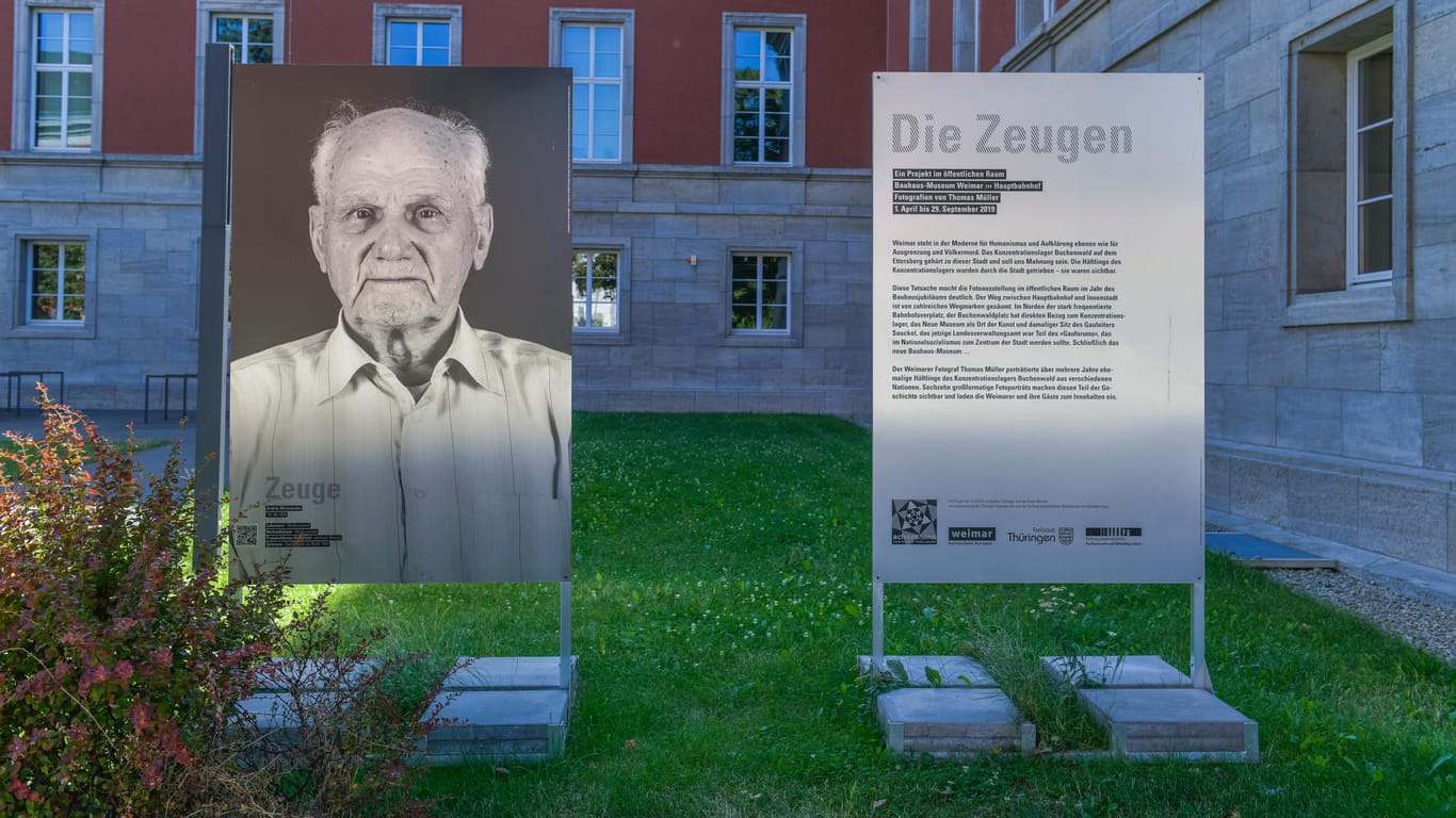 Bild aus der Ausstellung "Die Zeugen" in Weimar: Bei dem Kunstprojekt werden Porträts von Überlebenden des KZ-Buchenwalds im öffentlichen Raum gezeigt.
