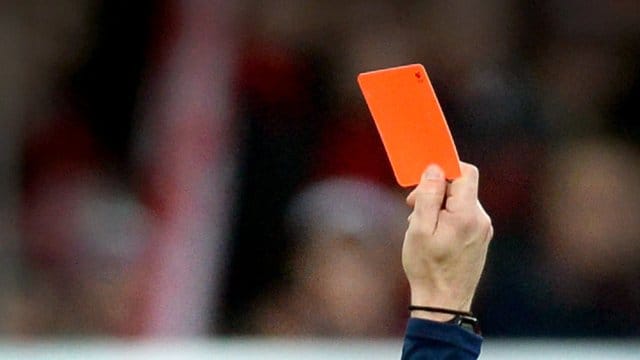 Im Amateurfußball sind Schiedsrichter immer häufiger Attacken ausgesetzt. Im Amateurfußball sind Schiedsrichter immer häufiger Attacken ausgesetzt.