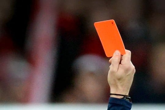 Im Amateurfußball sind Schiedsrichter immer häufiger Attacken ausgesetzt.