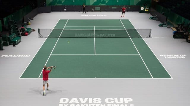 Die Veranstalter der Davis-Cup-Endrunde haben auf die Kritik an den nächtlichen Spielen reagiert.