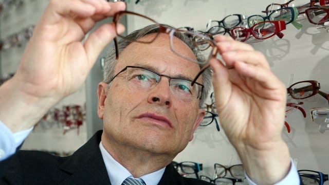 Günther Fielmann: Der 80-Jährige hatte sich bereits weitgehend aus dem operativen Geschäft zurückgezogen. Günther Fielmann: Der 80-Jährige hatte sich bereits weitgehend aus dem operativen Geschäft zurückgezogen.