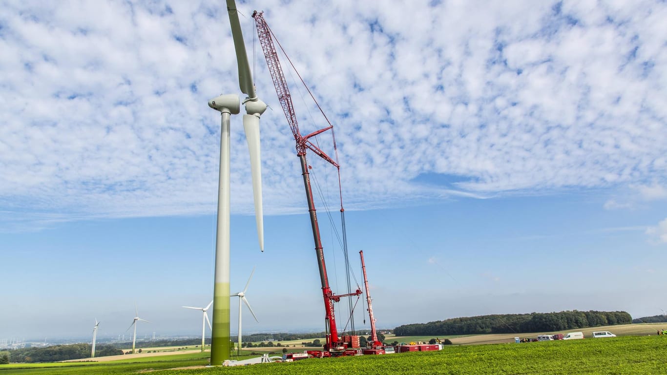 Eine Windenergieanlage bei der Montage: In Deutschland gilt ein Mindestabstand zwischen einem Windrad und einer Radaranlage von 15 Kilometern.