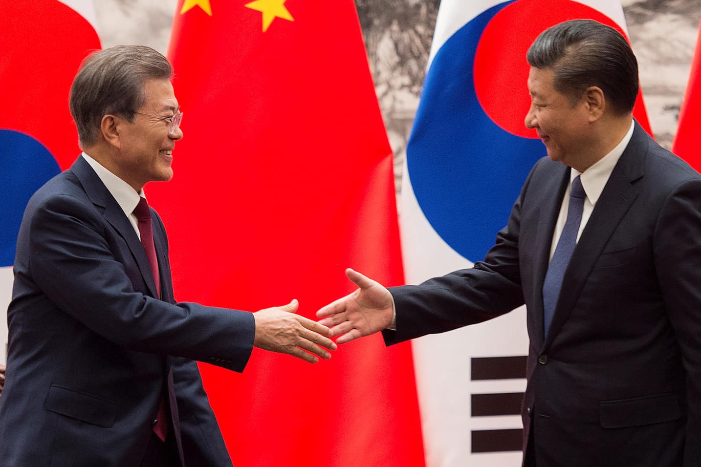 Chinesisch-koreanische Annäherung: Amtskollegen Moon Jae-In und Xi Jinping im Dezember 2017 in Peking.