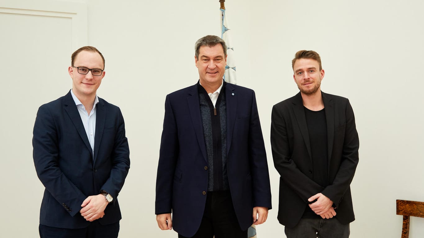 t-online.de-Redakteur Tim Kummert (l.), der bayerische Ministerpräsident Markus Söder (Mitte) und t-online.de-Redakteur Daniel Schreckenberg (r.).