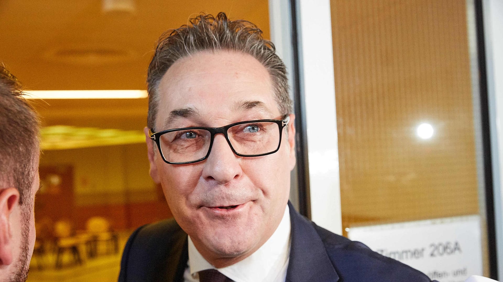 Der ehemalige FPÖ-Chef und Ex-Vizekanzler Heinz-Christian Strache: Er musste im Rahmen der Ibiza-Affäre zurücktreten. Drei Verdächtige sollen nun in Untersuchungshaft. Sie sollen aus dem Umfeld des Privatdetektivs stammen, der eine Schlüsselrolle bei der Veröffentlichung des Videos gespielt haben soll. Der ehemalige FPÖ-Chef und Ex-Vizekanzler Heinz-Christian Strache: Er musste im Rahmen der Ibiza-Affäre zurücktreten. Drei Verdächtige sollen nun in Untersuchungshaft. Sie sollen aus dem Umfeld des Privatdetektivs stammen, der eine Schlüsselrolle bei der Veröffentlichung des Videos gespielt haben soll.