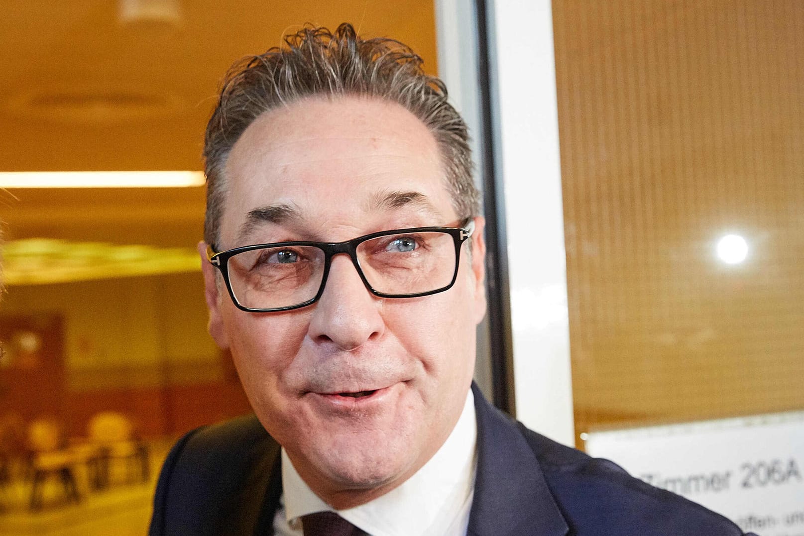 Der ehemalige FPÖ-Chef und Ex-Vizekanzler Heinz-Christian Strache: Er musste im Rahmen der Ibiza-Affäre zurücktreten. Drei Verdächtige sollen nun in Untersuchungshaft. Sie sollen aus dem Umfeld des Privatdetektivs stammen, der eine Schlüsselrolle bei der Veröffentlichung des Videos gespielt haben soll.