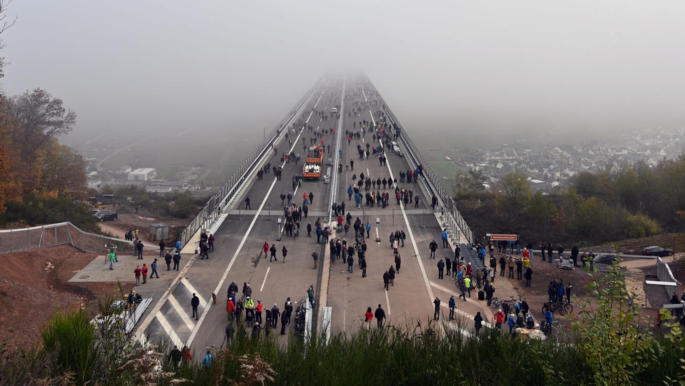 Hochmoselbrücke im Nebel: Das umstrittene Bauprojekt ist in Deutschland nur die zweithöchste Brücke. Bisheriger Titelverteidiger ist die Kochertalbrücke.