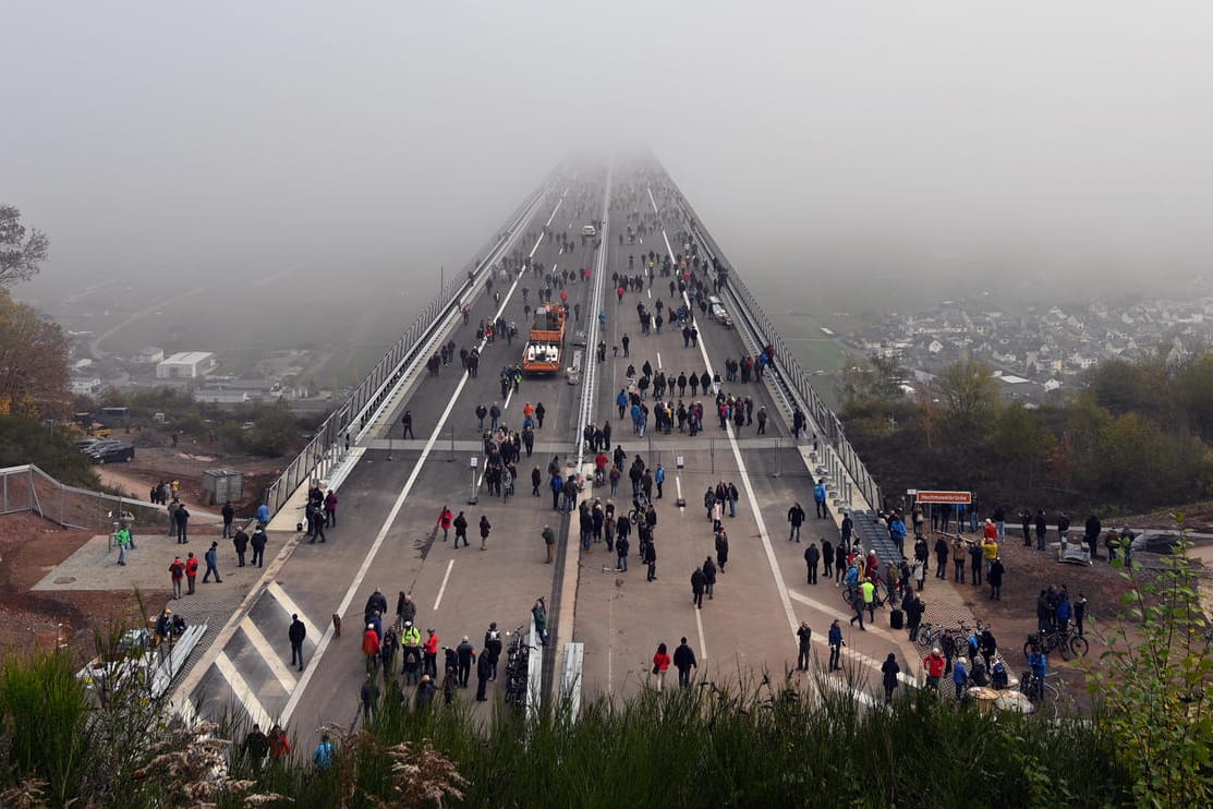Hochmoselbrücke im Nebel: Das umstrittene Bauprojekt ist in Deutschland nur die zweithöchste Brücke. Bisheriger Titelverteidiger ist die Kochertalbrücke.