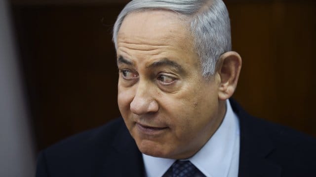 Israels Ministerpräsident Benjamin Netanjahu soll wegen der Vorwürfe gegen ihn nun auch vor Gericht. Israels Ministerpräsident Benjamin Netanjahu soll wegen der Vorwürfe gegen ihn nun auch vor Gericht.