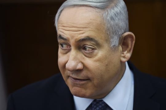 Israels Ministerpräsident Benjamin Netanjahu soll wegen der Vorwürfe gegen ihn nun auch vor Gericht.