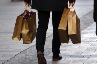 Weihnachts-Shopping: Häufig ist Konsum nur eine Ersatzbefriedigung. Um davon loszukommen, gibt es einige Tipps.