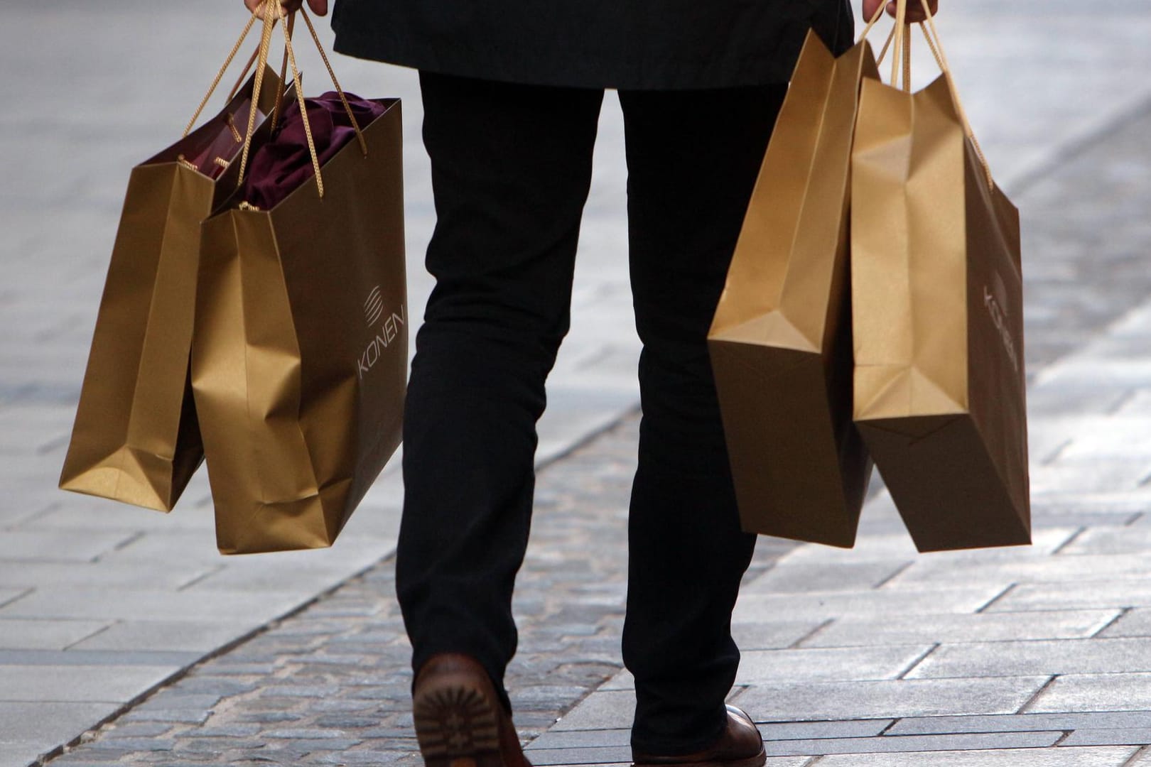 Weihnachts-Shopping: Häufig ist Konsum nur eine Ersatzbefriedigung. Um davon loszukommen, gibt es einige Tipps.