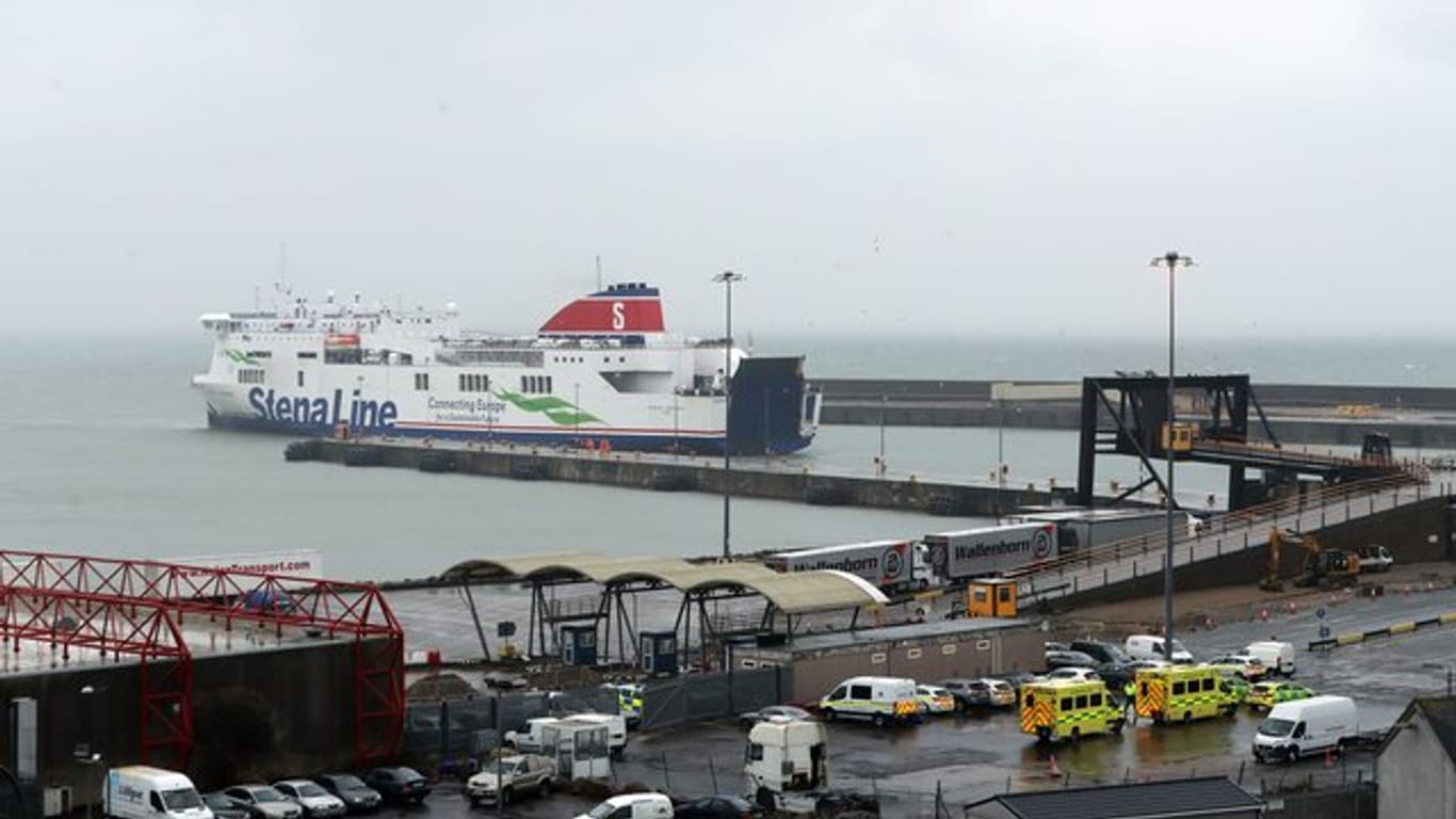 Rettungskräfte warten am Hafen von Rosslare Europort auf die Ankunft der Stena-Fähre aus Frankreich.