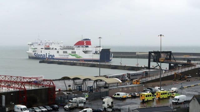 Rettungskräfte warten am Hafen von Rosslare Europort auf die Ankunft der Stena-Fähre aus Frankreich. Rettungskräfte warten am Hafen von Rosslare Europort auf die Ankunft der Stena-Fähre aus Frankreich.
