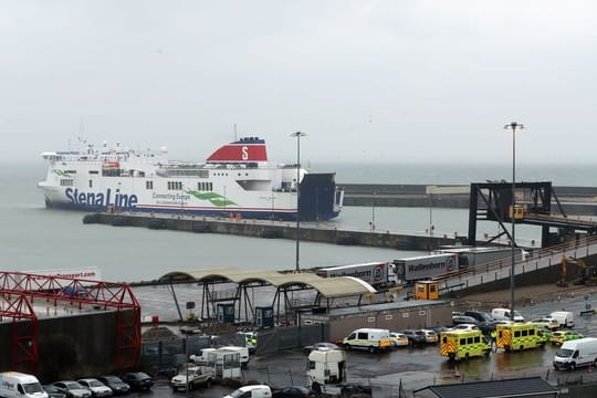 Rettungskräfte warten am Hafen von Rosslare Europort auf die Ankunft der Stena-Fähre aus Frankreich.