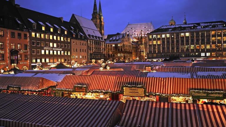 Beleuchteter Nürnberger Christkindlesmarkt vor dem Rathaus: Vom 29. November bis zum 24. Dezember ist dieser berühmte Weihnachtsmarkt geöffnet.