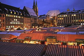 Beleuchteter Nürnberger Christkindlesmarkt vor dem Rathaus: Vom 29. November bis zum 24. Dezember ist dieser berühmte Weihnachtsmarkt geöffnet.
