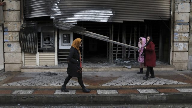 Eine ausgebrannte Bankfiliale in einem Vorort von Teheran erinnert an die Proteste und Ausschreitungen in den vergangen Tagen im Iran. Eine ausgebrannte Bankfiliale in einem Vorort von Teheran erinnert an die Proteste und Ausschreitungen in den vergangen Tagen im Iran.