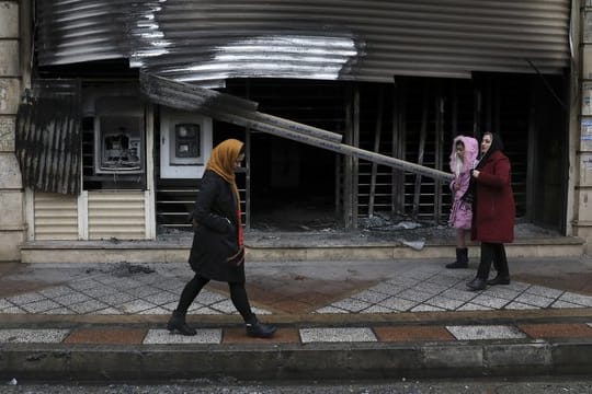 Eine ausgebrannte Bankfiliale in einem Vorort von Teheran erinnert an die Proteste und Ausschreitungen in den vergangen Tagen im Iran.